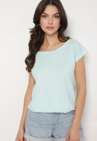 Born2be - Jasnozielony Bawełniany T-shirt w Klasycznym Stylu Raliessa. Okazja: na co dzień. Kolor: zielony. Materiał: bawełna. Sezon: lato, wiosna. Styl: klasyczny