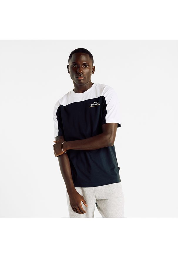 Koszulka męska New Balance MT43527BK – czarna. Kolor: czarny. Materiał: bawełna, dresówka. Wzór: aplikacja, napisy