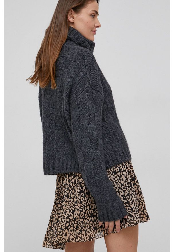 Answear Lab Sweter z wełną damski kolor szary ciepły z golfem. Typ kołnierza: golf. Kolor: szary. Materiał: wełna. Wzór: ze splotem. Styl: wakacyjny