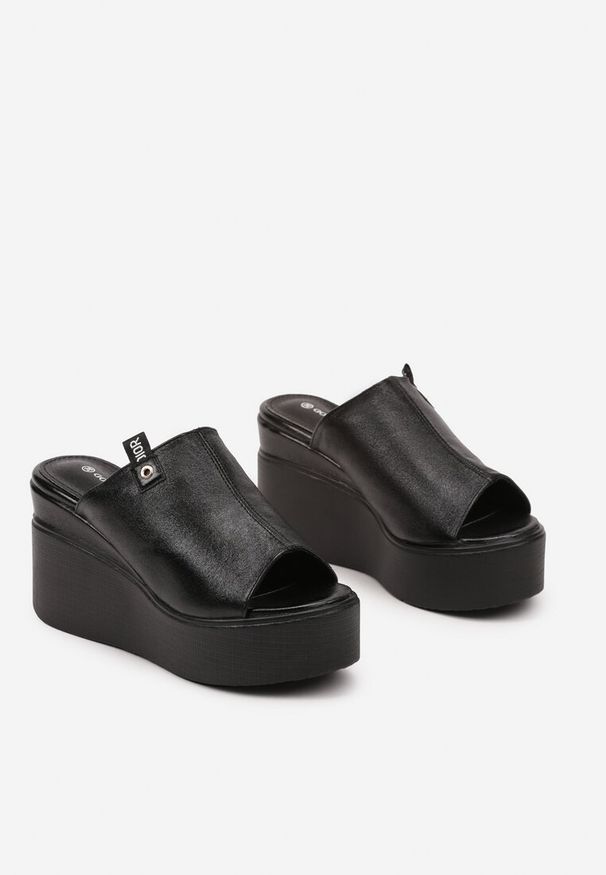 Renee - Czarne Klapki na Koturnie z Wkładką ze Skóry Naturalnej Elearnise. Okazja: na co dzień. Kolor: czarny. Materiał: skóra. Wzór: aplikacja. Sezon: lato. Obcas: na koturnie. Styl: elegancki, casual. Wysokość obcasa: średni