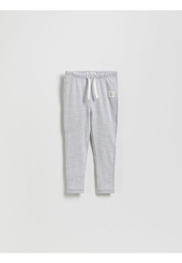 Reserved - Bawełniane legginsy z naszywką - beżowy. Kolor: beżowy. Materiał: bawełna. Wzór: aplikacja