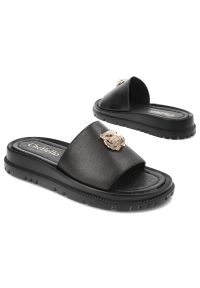 CheBello - Czarne Klapki Chebello Modne Obuwie Damskie. Okazja: na imprezę, na spacer, na plażę. Kolor: czarny. Materiał: skóra. Sezon: lato. Styl: elegancki #6