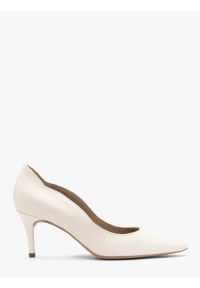 Ryłko - Kremowe czółenka z ozdobną cholewką. Kolor: beżowy. Materiał: skóra. Szerokość cholewki: normalna. Obcas: na obcasie. Styl: street. Wysokość obcasa: średni #1