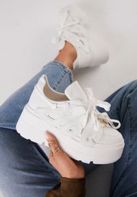 Renee - Białe Sneakersy Vices na Płaskiej Podeszwie z Geometryczną Aplikacją Nelenith. Okazja: na co dzień. Kolor: biały. Materiał: jeans. Wzór: aplikacja, geometria. Obcas: na płaskiej podeszwie #1