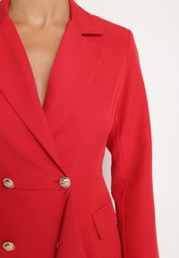 Born2be - Czerwona Taliowana Sukienka o Kroju Marynarki z Mini Trenem Besista. Kolor: czerwony. Długość rękawa: długi rękaw. Wzór: aplikacja. Styl: elegancki, klasyczny. Długość: mini #3