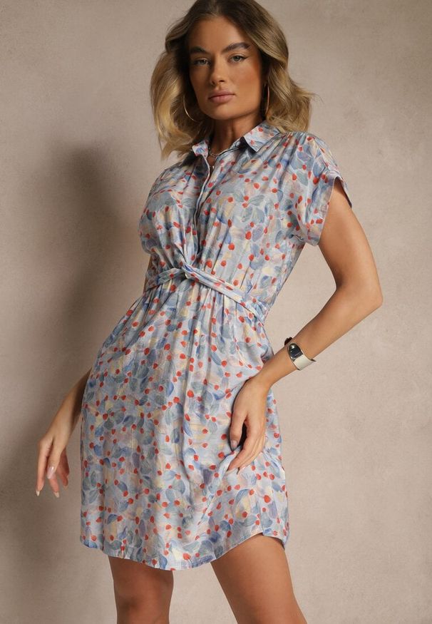 Renee - Niebieska Sukienka Taliowana z Wiskozą i Ozdobnym Paskiem Delyase. Okazja: na co dzień. Kolor: niebieski. Materiał: wiskoza. Styl: klasyczny, casual, elegancki