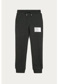 Calvin Klein Jeans - Spodnie dziecięce 128-176 cm. Okazja: na co dzień. Kolor: czarny. Materiał: bawełna, poliester, dzianina. Wzór: aplikacja. Styl: casual #1