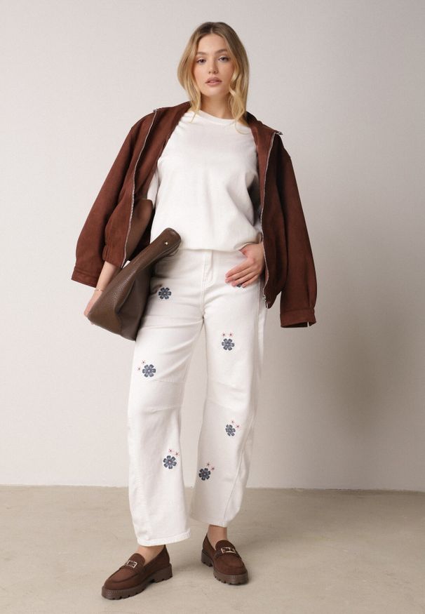 Born2be - Białe Jeansy Balloon z Wysokim Stanem Zdobione Haftem w Kwiaty Thertheris. Okazja: na co dzień, na spotkanie biznesowe, do pracy. Stan: podwyższony. Kolor: biały. Wzór: aplikacja, haft, kwiaty. Styl: casual, biznesowy, klasyczny