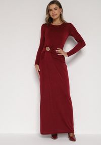 Born2be - Bordowa Taliowana Sukienka o Eleganckim Kroju z Marszczeniem i Aplikacją Sewedina. Okazja: na imprezę. Kolor: czerwony. Materiał: futro. Długość rękawa: długi rękaw. Wzór: aplikacja. Typ sukienki: dopasowane. Styl: elegancki #4