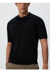 Reserved - Sweter polo z wiskozą - czarny. Typ kołnierza: polo. Kolor: czarny. Materiał: wiskoza
