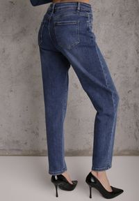 Renee - Niebieskie Jeansy z Dodatkiem Bawełny Typu Mom Fit Mastorea. Okazja: na co dzień. Stan: podwyższony. Kolor: niebieski. Sezon: wiosna. Styl: casual, street, klasyczny #8