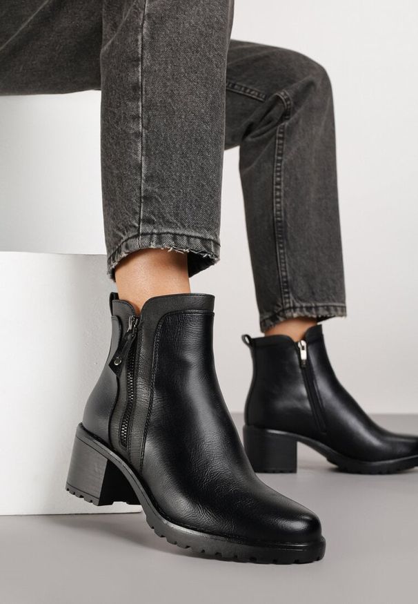 Renee - Czarne Botki Basic na Słupkowym Obcasie Zdobione Suwakiem Fessamia. Okazja: na co dzień. Zapięcie: zamek. Kolor: czarny. Materiał: jeans, skóra. Wzór: aplikacja. Obcas: na obcasie. Styl: casual, elegancki. Wysokość obcasa: średni