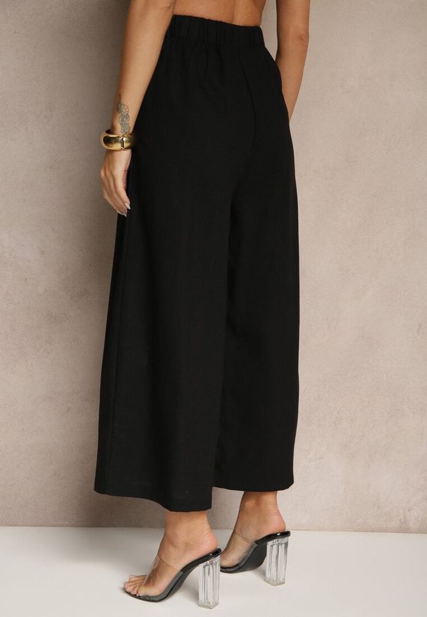 Renee - Czarne Spodnie Culottes High Waist z Bawełny Zdobione Guzikami Izuma. Okazja: na co dzień. Stan: podwyższony. Kolor: czarny. Materiał: bawełna. Wzór: aplikacja. Styl: elegancki, casual