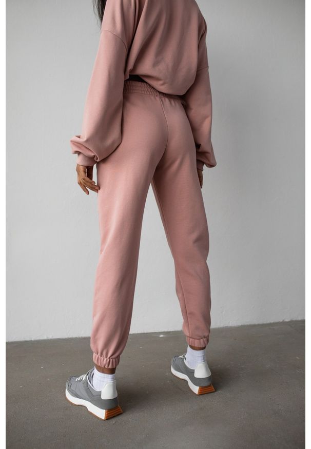 Marsala - Spodnie dresowe typu jogger w kolorze DUSTY PINK - DISPLAY BY MARSALA. Stan: podwyższony. Materiał: dresówka. Styl: elegancki