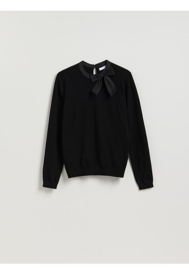 Reserved - Sweter z ozdobną kokardą - czarny. Typ kołnierza: kokarda. Kolor: czarny. Materiał: dzianina, wiskoza