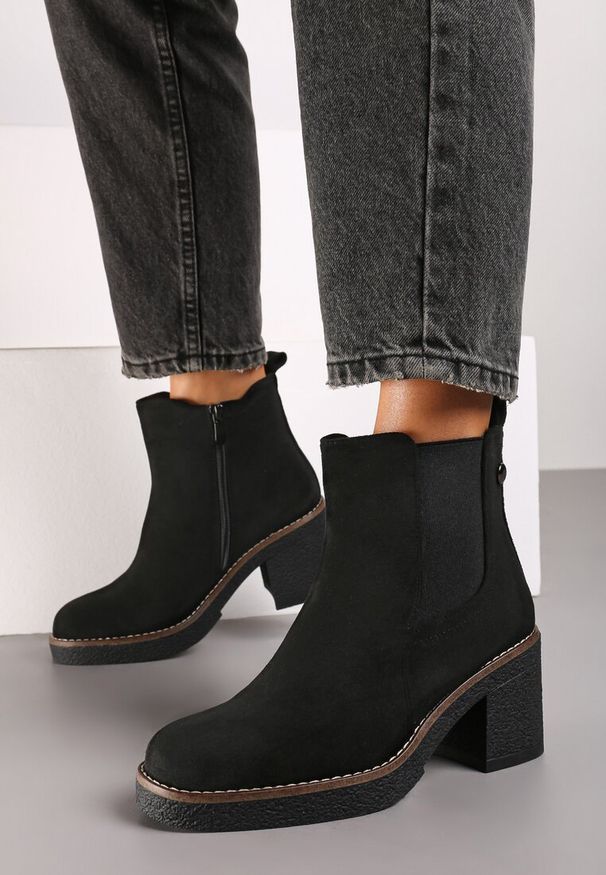 Renee - Czarne Botki Sztyblety na Słupku Ozdobione Nitami Irithare. Okazja: na co dzień. Kolor: czarny. Materiał: jeans. Wzór: aplikacja. Obcas: na słupku. Styl: casual. Wysokość obcasa: średni