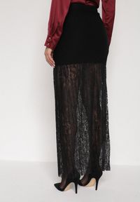 Born2be - Czarna Dzianinowa Spódnica z Wiskozą Zdobiona Koronką i Guzikami Sewora. Okazja: na co dzień. Kolor: czarny. Materiał: koronka, wiskoza, dzianina. Wzór: koronka, aplikacja. Styl: klasyczny, casual #7