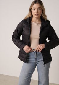 Born2be - Czarna Przejściowa Kurtka z Kapturem i Pikowanymi Przeszyciami Pretilda. Okazja: na co dzień. Typ kołnierza: kaptur. Kolor: czarny. Materiał: jeans, nylon. Styl: casual, elegancki, klasyczny #1