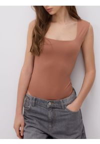 Reserved - Gładkie body - beżowy. Kolor: beżowy. Materiał: dzianina. Wzór: gładki #1