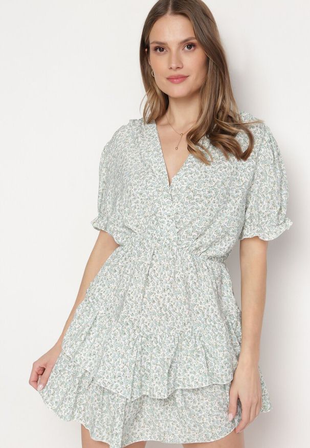 Born2be - Biało-Zielona Sukienka Mini z Falbankami i Kopertowym Dekoltem z Gumką w Talii Isarola. Typ kołnierza: kołnierz z falbankami. Kolor: biały. Wzór: kwiaty. Sezon: lato. Typ sukienki: kopertowe. Długość: mini