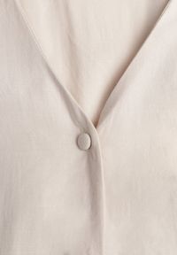 Born2be - Beżowa Bawełniano-Wiskozowa Sukienka Koszulowa z Imitacją Kieszeni Biriala. Okazja: na co dzień. Kolor: beżowy. Materiał: wiskoza, bawełna. Typ sukienki: koszulowe. Styl: casual, elegancki, klasyczny #2