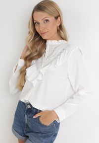 Born2be - Biała Koszula z Ozdobnym Kołnierzem z Falbaną Acitani. Typ kołnierza: kołnierz z falbankami. Kolor: biały. Materiał: tkanina, koronka. Długość rękawa: długi rękaw. Długość: długie. Wzór: gładki #1