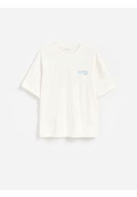 Reserved - T-shirt boxy z nadrukiem na plecach - złamana biel. Materiał: bawełna, dzianina. Wzór: nadruk #1