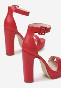 Born2be - Czerwone Sandały Amarial. Nosek buta: otwarty. Zapięcie: klamry. Kolor: czerwony. Obcas: na platformie #5