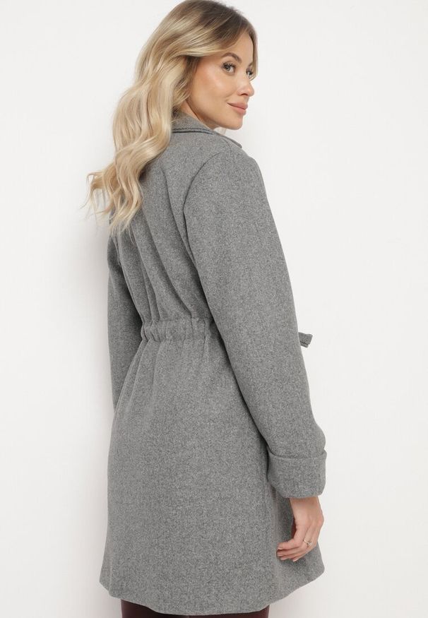 Born2be - Ciemnoszary Płaszcz o Szlafrokowym Kroju z Marszczeniem w Talii i Wiązanym Paskiem Sartissa. Okazja: na co dzień. Kolor: szary. Materiał: jeans. Długość rękawa: długi rękaw. Długość: długie. Styl: klasyczny, casual, elegancki