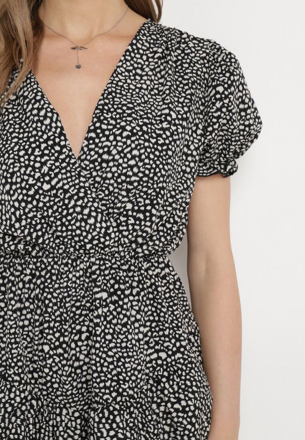 Born2be - Czarna Sukienka z Gumką w Talii z Kopertowym Dekoltem Ianveia. Kolor: czarny. Typ sukienki: kopertowe