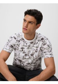 Reserved - T-shirt regular z nadrukiem allover - biały. Kolor: biały. Materiał: dzianina, bawełna. Wzór: nadruk