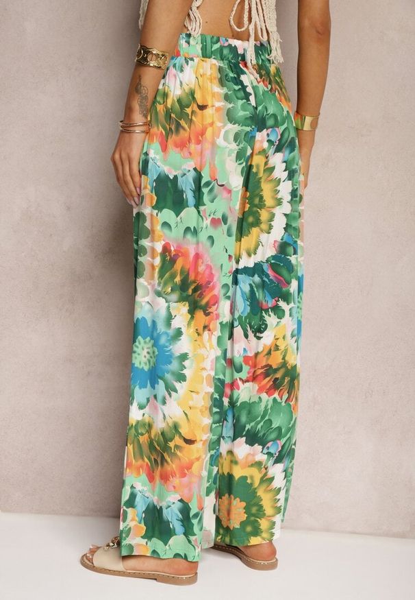 Renee - Zielone Spodnie z Wiskozy High Waist z Szerokimi Nogawkami Ozdobione Wzorem Tie-Dye Risalias. Stan: podwyższony. Kolor: zielony. Materiał: wiskoza. Wzór: aplikacja. Sezon: lato