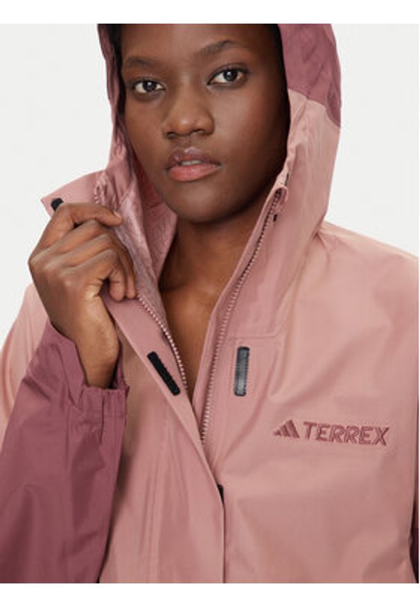 Adidas - adidas Kurtka outdoor Terrex Xploric 2.5L JD8370 Różowy Loose Fit. Kolor: różowy. Materiał: syntetyk. Sport: outdoor