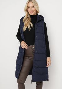 Born2be - Granatowa Długa Kamizelka Bezrękawnik z Klasycznym Pikowaniem i Kapturem Shin. Typ kołnierza: golf. Kolor: niebieski. Materiał: dzianina, jeans. Długość rękawa: bez rękawów. Długość: długie. Styl: klasyczny #1