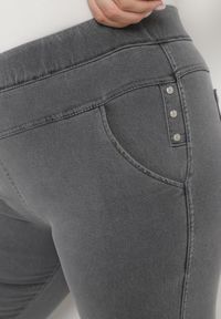 Born2be - Ciemnoszare Spodnie z Gumką w Talii i Prostymi Nogawkami Lotlipa. Okazja: na co dzień, na spotkanie biznesowe. Kolekcja: plus size. Kolor: szary. Styl: biznesowy, elegancki, casual #3