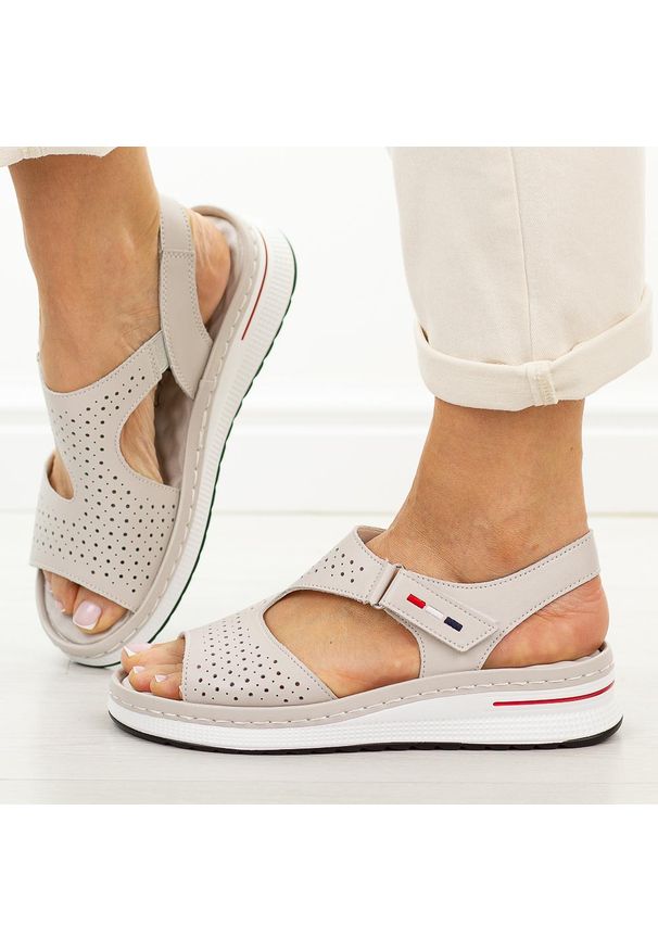 Szare skórzane sandały damskie T.Sokolski 26-31. Okazja: na co dzień. Zapięcie: rzepy. Kolor: szary. Materiał: skóra. Sezon: wiosna, lato. Obcas: na platformie. Styl: casual