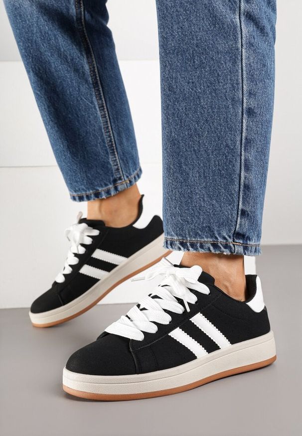 Born2be - Czarno-Białe Sneakersy z Ozdobnymi Paskami Rilanira. Okazja: na co dzień. Zapięcie: pasek. Kolor: czarny. Materiał: jeans. Wzór: paski