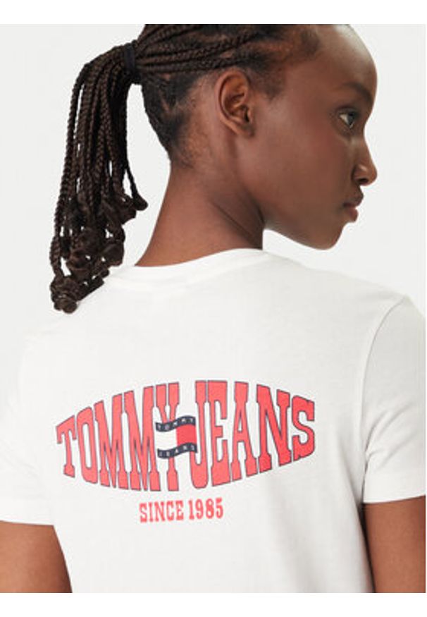 Tommy Jeans T-Shirt Wavy Flag DW0DW22274 Biały Regular Fit. Kolor: biały. Materiał: bawełna