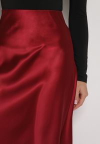 Born2be - Bordowa Rozkloszowana Midi Spódnica Satynowa Zapinana na Suwak z Gumką w Pasie Williwarne. Okazja: na co dzień, do pracy, na spotkanie biznesowe. Kolor: czerwony. Materiał: satyna. Styl: biznesowy, casual #3