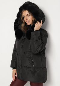 Born2be - Czarna Kurtka z Pikowanymi Przeszyciami i Kapturem z Futerkiem Galiadia. Okazja: na spacer, na co dzień. Kolor: czarny. Materiał: futro. Styl: casual, klasyczny, sportowy #1