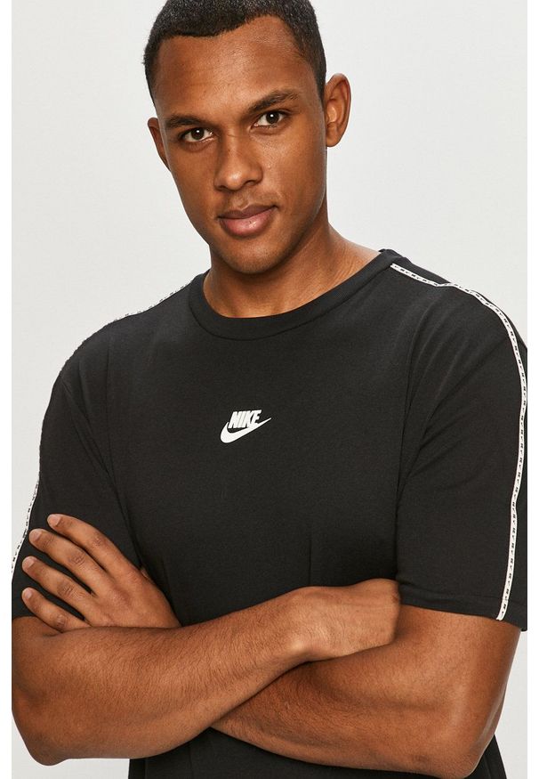 Nike Sportswear - T-shirt. Okazja: na co dzień. Kolor: czarny. Wzór: nadruk. Styl: casual