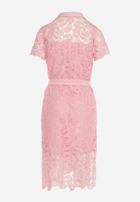 Born2be - Różowa Koszulowa Sukienka Koronkowa z Wiązanym Paskiem Sachaela. Kolor: różowy. Materiał: koronka. Typ sukienki: koszulowe. Długość: midi #7