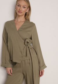 Born2be - Zielona Kopertowa Bluzka z Wiskozy Ozdobiona Wiązaniem Velanitte. Okazja: na co dzień. Kolor: zielony. Materiał: wiskoza. Wzór: aplikacja. Styl: casual, elegancki, wizytowy #3