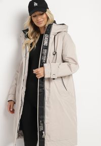 Born2be - Beżowa Pudełkowa Kurtka Typu Parka z Kapturem i Kieszeniami Kaithraea. Typ kołnierza: kaptur. Kolor: beżowy. Materiał: jeans. Sezon: zima. Styl: klasyczny, elegancki #7