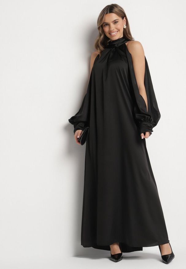 Born2be - Czarna Sukienka z Satyny Ozdobiona Wiązaniem Solreti. Kolor: czarny. Materiał: satyna. Wzór: aplikacja. Typ sukienki: proste. Styl: elegancki