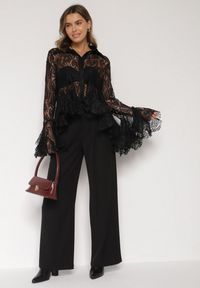 Born2be - Czarna Koronkowa Koszula Ozdobiona Falbankami Ezirena. Typ kołnierza: kołnierz z falbankami. Kolor: czarny. Materiał: koronka. Wzór: aplikacja. Styl: elegancki #7