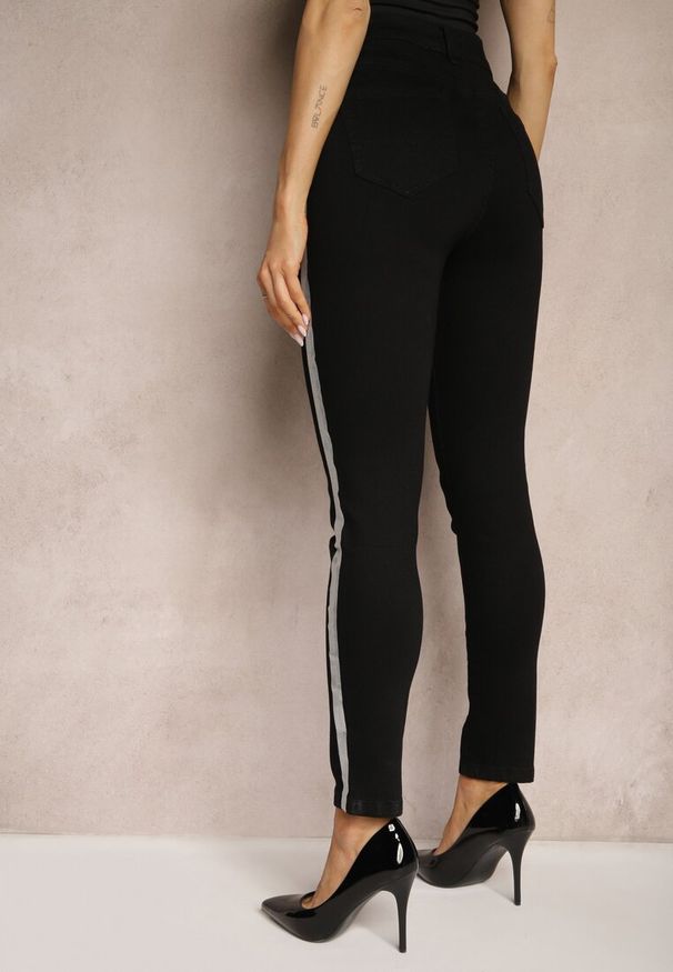 Renee - Czarne Skinny Jeansy Regular Waist z Ozdobnymi Paskami Brokatowymi Nelti. Okazja: na co dzień. Kolekcja: plus size. Kolor: czarny. Wzór: paski. Styl: klasyczny, elegancki, casual