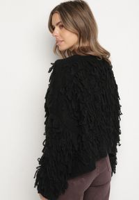 Born2be - Czarny Wiązany Kardigan z Dodatkiem Wełny i Wiskozy Zdobiony Frędzlami Tiravea. Okazja: na co dzień. Typ kołnierza: dekolt w serek. Kolor: czarny. Materiał: wełna, wiskoza. Długość rękawa: długi rękaw. Długość: długie. Wzór: aplikacja. Styl: casual, elegancki #6
