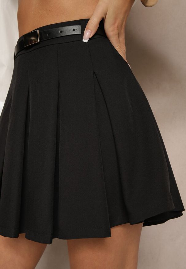 Renee - Czarne Spódnico-Spodenki High Waist z Plisowaniem Wykończone Paskiem Eviennes. Okazja: na co dzień. Stan: podwyższony. Kolor: czarny. Materiał: jedwab. Styl: klasyczny, casual