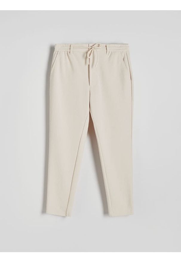 Reserved - Spodnie chino slim fit - złamana biel. Materiał: bawełna, tkanina